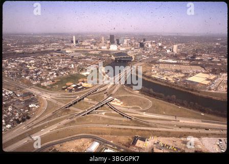 Ein Blick aus der Vogelperspektive von 1981 nach Nordosten zeigt Franklinton und die Innenstadt von Columbus mit der Kreuzung der Interstates 70 und 71 und der Ohio Route 315. Der Scioto-Fluss führt durch das Bild. Stockfoto