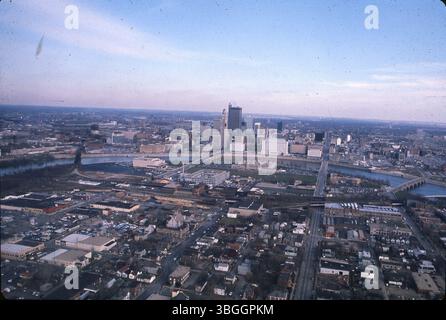 Ein Blick aus der Vogelperspektive von ca. 1975 nach Osten über Franklinton und das Stadtzentrum von Columbus. Der Scioto River überquert die Mitte des Bildes. Die West Broad Street erstreckt sich von unten links in die Mitte und die West Town Street verläuft von unten rechts in die rechte Bildmitte. Stockfoto
