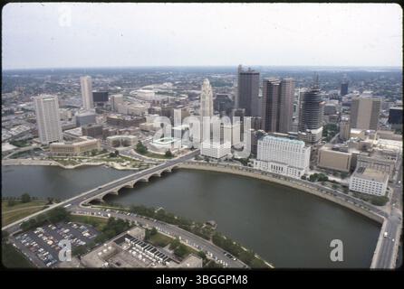 Ein Blick aus der Vogelperspektive über den Scioto River in Richtung Innenstadt von Columbus. Das Bild hebt verschiedene Gebäude hervor, darunter das AEP-Gebäude, der Leveque-Turm, das Rathaus und andere im Stadtzentrum. Stockfoto