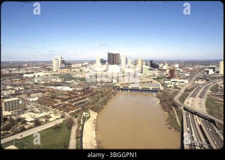 Aus der Vogelperspektive von 1988 in Richtung Nordosten in Richtung Innenstadt von Columbus. Der Scioto River teilt das Bild mit Franklinton auf der linken Seite. Sichtbare Sehenswürdigkeiten sind die Riverside-Bradley Apartments, die Interstate 70, die Mound Street und das Ohio Penitentiary. Stockfoto