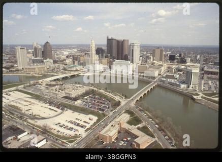 Ein Blick aus der Vogelperspektive nordöstlich von Franklinton und Downtown Columbus, geteilt durch den Scioto River. Zu den bemerkenswerten Bauwerken zählen die Broad Street Bridge und die Town Street Bridge sowie Gebäude wie die Central High School, das Columbus Health Department Building und das AEP Building an der Ostseite des Flusses. Stockfoto