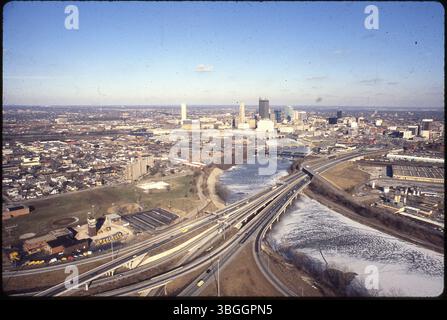 Ein Blick aus der Vogelperspektive nach Nordosten über Franklinton und die Innenstadt von Columbus, aufgenommen 1979. Das Bild zeigt die Kreuzung der Interstates 70 und 71 mit der Ohio Route 315. Der Scioto-Fluss kurvt von unten rechts in die Nähe des Zentrums. Hertz Truck Rental an der 669 Sullivant Avenue ist unten links neben der interstate zu sehen. Stockfoto