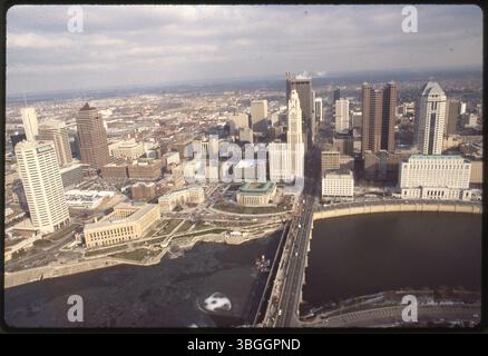 Ein Blick aus der Vogelperspektive auf die Innenstadt von Columbus zeigt die Broad Street Bridge und die Gebäude einschließlich des AEP-Gebäudes und des Nationwide Plaza. Die Broad Street Bridge unterliegt Fahrspurbeschränkungen für Abbruch und Ersatz. Stockfoto