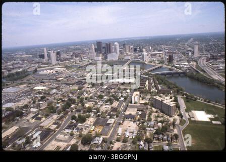 Ein Blick aus der Vogelperspektive über Franklinton in Richtung Nordosten in Richtung der Skyline von Downtown Columbus, zwischen denen der Scioto River sichtbar ist. Stockfoto