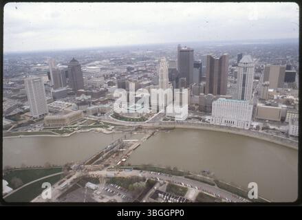 Ein Blick aus der Vogelperspektive auf die Innenstadt von Columbus mit der im Bau befindlichen neuen Broad Street Bridge und bemerkenswerten Gebäuden wie dem AEP-Gebäude, dem Joseph P. Kinneary Courthouse und dem Leveque Tower. Stockfoto