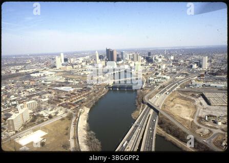Ein Blick aus der Vogelperspektive nordöstlich von Franklinton, Downtown Columbus und dem Brewery District, aufgenommen in der Nähe der Kreuzung der Interstates 70 und 71 und Ohio Route 315. Der Scioto-Fluss fließt durch die Mitte des Bildes. Riverside-Bradley Apartments sind in der unteren linken Ecke zu sehen, mit zusätzlichen Gebäuden wie Sunshine Terrace und 272 Gift Street. Stockfoto