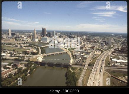 Ein Blick aus der Vogelperspektive nordöstlich von Franklinton, Downtown Columbus und dem Brewery District. Der Scioto-Fluss führt durch die linke Seite des Bildes. Die Main Street und die Interstate 70 befinden sich auf der rechten Seite. Die Riverside-Bradley Apartments befinden sich an der 250 West Rich Street und befinden sich in der unteren linken Ecke, wobei die Chessie System Eisenbahnbrücke den Fluss überspannt. Stockfoto