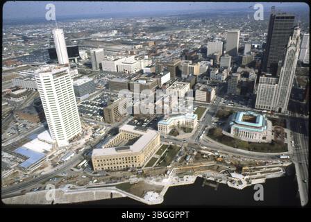 Ein Blick aus der Vogelperspektive aus dem Jahr 1982 nach Osten über den Scioto River und zeigt den nördlichen Teil der Innenstadt von Columbus. Zu den bemerkenswerten Gebäuden zählen das AEP Building, das Nationwide Building, das Hyatt Regency und der Leveque Tower. Stockfoto