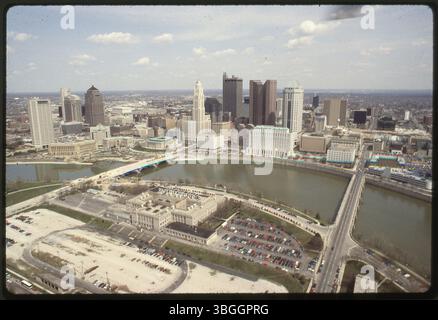Ein Blick aus der Vogelperspektive von 1992 auf Franklinton und die Innenstadt von Columbus, geteilt durch den Scioto River. Die Broad Street Bridge wird gerade renoviert. Zu den bemerkenswerten Gebäuden auf der Ostseite des Flusses gehören das AEP Building und das Nationwide Building. Stockfoto