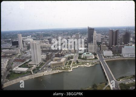 Ein Blick aus der Vogelperspektive auf die Innenstadt von Columbus aus dem Jahr 1987 mit Blick nach Osten über den Scioto River. Die Broad Street Bridge ist zu sehen, zusammen mit Gebäuden wie dem AEP-Gebäude, dem Joseph P. Kinneary Courthouse und dem Leveque Tower. Stockfoto