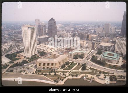 Ein Blick aus der Vogelperspektive auf die North Downtown Columbus, mit Blick in Nordosten über den Scioto River, mit Gebäuden wie dem AEP Building, dem Joseph P. Kinneary U.S. Courthouse und dem Columbus City Hall, mit frühzeitigem Bau des neuen Columbus Police Headquarters. Stockfoto