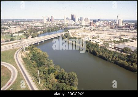 Ein Blick aus der Vogelperspektive auf Franklinton, die Innenstadt von Columbus und einen Teil des Brewery District. Der Scioto River verläuft von unten rechts in die obere Mitte, wobei die Apartments Sunshine Terrace und Riverside-Bradley sichtbar sind. Stockfoto