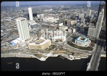 Ein Blick aus der Vogelperspektive von 1982 in Richtung Nordosten über den Scioto River in Richtung des nördlichen Abschnitts der Innenstadt von Columbus. Zu den Gebäuden gehören unter anderem das AEP Building, 1 Riverside Plaza und der Leveque Tower. Stockfoto