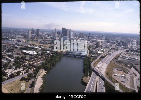 Aus der Vogelperspektive von 1988 in Richtung Nordosten in Richtung Innenstadt von Columbus. Der Scioto River teilt das Bild mit Franklinton auf der linken Seite. Die Riverside-Bradley Apartments und die Interstate 70 sind ebenfalls vorhanden, wobei die Mound Street die interstate überquert. Zu den wichtigsten Sehenswürdigkeiten zählen das AEP Building, 1 Riverside Plaza und das Rathaus von Columbus. Stockfoto