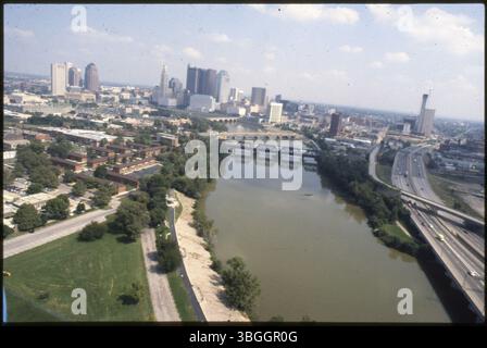 Aus der Vogelperspektive von 1989 in Richtung Nordosten in Richtung Innenstadt von Columbus. Der Scioto River teilt das Bild mit Franklinton auf der linken Seite. Die Riverside-Bradley Apartments, 250 West Rich Street, sind auf der linken Seite sichtbar, und die Interstate 70 verläuft auf der rechten Seite. Die Mound Street überquert die interstate und verläuft parallel dazu. Stockfoto