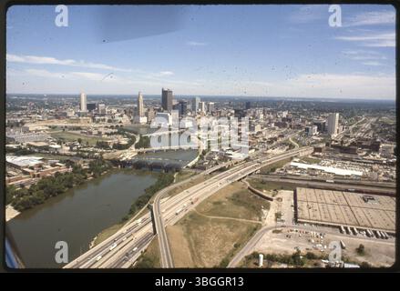 Ein Blick aus der Vogelperspektive aus dem Jahr 1981 nordöstlich von Franklinton, Downtown Columbus und dem Brewery District, wobei der Scioto River durch die linke Bildhälfte und die Interstate 70 durch die Mitte verläuft. Stockfoto