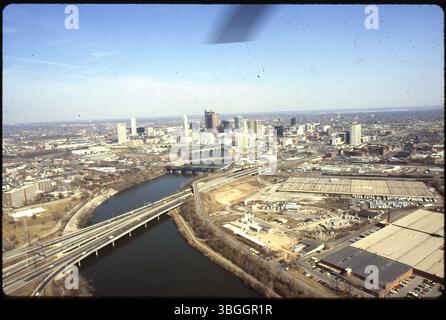 Ein Blick aus der Vogelperspektive von 1987 nach Nordosten über Columbus und zeigt den Scioto River, der Franklinton und Downtown trennt, mit der Interstate 70 und dem ehemaligen A&P Warehouse an der West Mound Street. Stockfoto