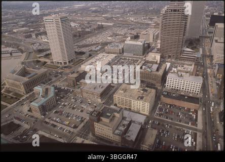 Ein Blick aus der Vogelperspektive nach Nordwesten über den nördlichen Teil der Innenstadt von Columbus und die North High Street auf der rechten Seite. Zu den Gebäuden gehören das Joseph P. Kinneary United States Courthouse, die Columbus Central Police Station, das AEP Building und das YMCA Building. Stockfoto