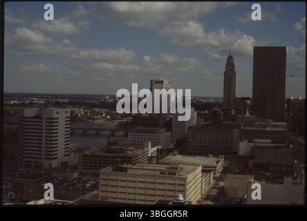 Aus der Vogelperspektive der frühen 1980er Jahre des südlichen Abschnitts der Innenstadt von Columbus mit Blick auf das Secur-IT-Lager, das Columbia Gas Building und mehrere prominente Wolkenkratzer, darunter das AEP Building und der Leveque Tower. Stockfoto