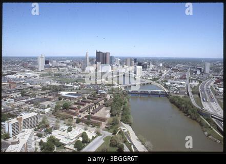 Aus der Vogelperspektive von ca. 1986 mit Blick in Nordosten über Franklinton und die Innenstadt von Columbus. Der Scioto River verläuft in der Mitte mit mehreren Brücken. Zu den sichtbaren Gebäuden gehören die Veterans Memorial Hall, die Godman Shoe Company, die Central High School und das Columbus Health Department. Stockfoto