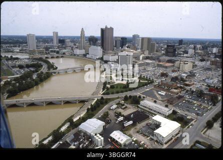 Ein Blick aus der Vogelperspektive nordöstlich von Franklinton und Downtown Columbus, geteilt durch den Scioto River. Zu den Brücken, die den Fluss überspannen, gehören die Broad Street Bridge, die Town Street Bridge und die Main Street Bridge. Auf der Westseite ist die Central High School zu sehen. Auf der Ostseite befinden sich das AEP Building, das Joseph P. Kinneary Courthouse und das Columbus City Hall. Stockfoto