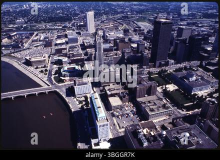 Ein Luftbild nördlich von Downtown Columbus. Der Scioto River verläuft auf der linken Seite und der Civic Center Drive auf der Ostseite. Zu den Gebäuden gehören der Leveque Tower, der Rhodes State Office Tower und das Ohio Statehouse. Stockfoto