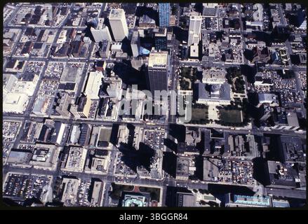 Eine Luftaufnahme der Innenstadt von Columbus, mit Fokus auf das Ohio Statehouse, sichtbar in der Mitte rechts. Der Rhodes State Office Tower und die Broad Street sind ebenfalls auf dem Bild zu sehen. Stockfoto