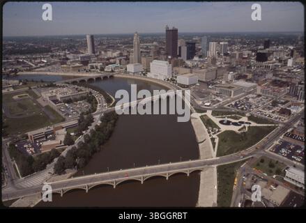 Ein Blick aus der Vogelperspektive nach Nordosten über den Scioto River in Columbus um 1978. Der Fluss wird von der Broad Street Bridge, der Town Street Bridge und der Main Street Bridge überquert. Auf der Franklinton Seite befinden sich die Central High School am 75 South Washington Boulevard und das Columbus Health Department am 181 South Washington Boulevard. Entlang der Ostseite befinden sich das Joseph P. Kinneary United States Courthouse, Nationwide Building Nr. 1, Columbus Central Police Station, Columbus City Hall, Leveque Tower, Department of Transportation Building und Huntington Trust Building. Stockfoto