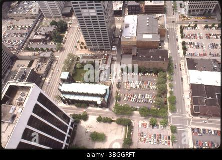 Ein Blick aus der Vogelperspektive von 1989 nach Westen über den Downtown Columbus Block mit der St. Joseph Kathedrale und den umliegenden Gebäuden einschließlich der Bischofsresidenz, dem Borden Building und dem Freimaurertempel (später das Columbus Athenaeum). Stockfoto