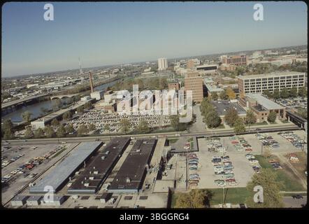 1983 aus der Vogelperspektive des Battelle Memorial Institute an der 505 King Avenue am westlichen Rand des Olentangy River. Der Campus der Ohio State University liegt nördlich von Battelle. Stockfoto
