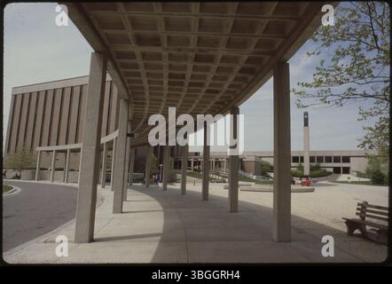 Dieses Bild von 1983 zeigt einen überdachten Gang auf dem Campus des Columbus Technical Institute (CTI), das später als Columbus State Community College bekannt ist. Union Hall und Delaware Hall sind im Hintergrund zu sehen. Stockfoto