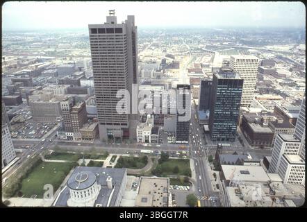 Ein Blick aus der Vogelperspektive von 1978 auf die Innenstadt von Columbus mit Broad Street und High Street mit dem Ohio Statehouse am unteren Ende. Zu den wichtigsten Gebäuden gehören das Roy's Jewelers Building, das Capital Trust Building und der James A. Rhodes State Office Tower. Stockfoto
