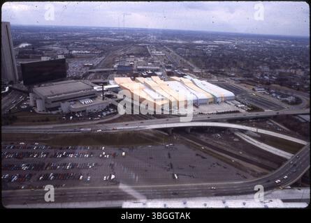 Ein Blick aus der Vogelperspektive auf die North Downtown Columbus mit Blick nach Westen von 1993. Die North 4th Street verläuft am unteren Rand des Bildes. Das Zentrum zeigt das im Bau befindliche Greater Columbus Convention Center, das im März 1993 eröffnet wurde. Stockfoto