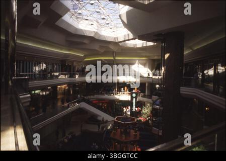 Innenansicht der Columbus City Center Mall mit großem Informationsschild. Das Einkaufszentrum wurde am 18. August 1989 eröffnet und am 5. März 2009 geschlossen. Stockfoto