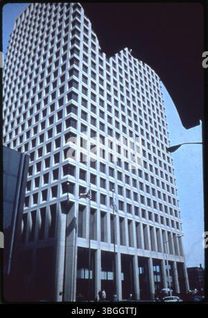 Dieser Blick von der East Gay Street aus 1980 zeigt das Ohio Bell Gebäude an der nordwestlichen Ecke der East Gay Street und North 4th Street. Das 1956 erbaute Gebäude der Ohio Bell hatte ursprünglich vier Stockwerke und wurde 1966 und 1972 erweitert. Stockfoto