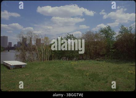 Ein Blick aus der Luft auf das Land am Zusammenfluss von Scioto und Olentangy River. Auf diesem Land wurde später das Confluence Park Restaurant untergebracht. Das Stadtzentrum von Columbus, einschließlich des AEP-Gebäudes, ist im Hintergrund zu sehen. Stockfoto