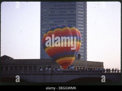 Das AEP Building und das United States District Court in der Innenstadt von Columbus werden als ein Heißluftballon aufgepumpt, bei dem sich Menschen versammeln, um den Prozess zu beobachten. Die legendären Gebäude bilden die Kulisse für die Veranstaltung. Stockfoto