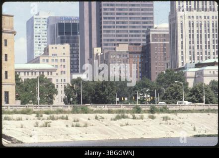 Ein Blick auf den Scioto River nach Osten und auf die Innenstadt von Columbus. Auf der linken Seite ist ein Teil des Federal Building, 85 Marconi Boulevard, und auf der rechten Seite das Columbus Rathaus und der Leveque Tower zu sehen. Stockfoto