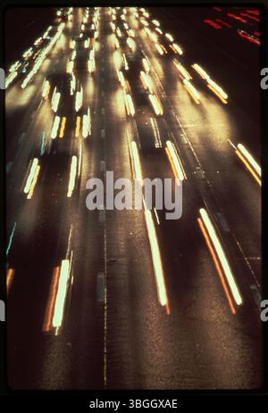 Nächtlicher Blick auf einen nicht identifizierten Abschnitt der Autobahn mit beleuchteten Straßen und umliegenden Lichtern. Stockfoto
