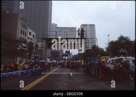 Die Ziellinie des Nationwide Bank One Marathons sieht man auf der East Broad Street rund um die 4th Street während des Marathons 1984 oder 1985 nach Osten. Das Bild erfasst die Spannung der Ziellinie mit den Angusskanälen im Hintergrund. Stockfoto