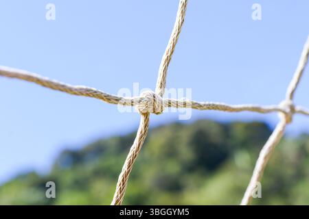 Fußball-Tornetz auf einem Amateurfeld in Rio de Janeiro, Brasilien. Stockfoto