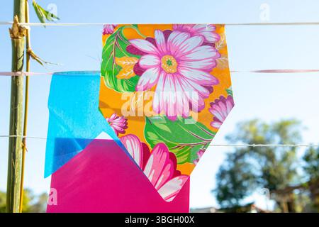 Dekorative Flaggen für das Juni-Festival, ein sehr beliebtes Festival in Rio de Janeiro, Brasilien. Stockfoto