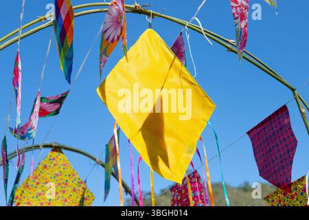 Dekorative Flaggen für das Juni-Festival, ein sehr beliebtes Festival in Rio de Janeiro, Brasilien. Stockfoto