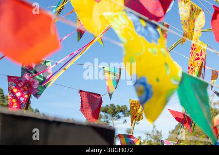 Dekorative Flaggen für das Juni-Festival, ein sehr beliebtes Festival in Rio de Janeiro, Brasilien. Stockfoto