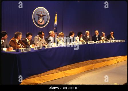 Eine im Fernsehen übertragene Podiumsdiskussion mit Beamten der Stadt Columbus. Zu den Diskussionsteilnehmern gehören Ron Rotaru (Arbeitsbeziehungen), William Brown (Gesundheitsbeauftragter), Robert Parkinson (Assistant Service Director) und andere. Das Siegel der Stadt Columbus ist hinter den Diskussionsteilnehmern sichtbar. Stockfoto