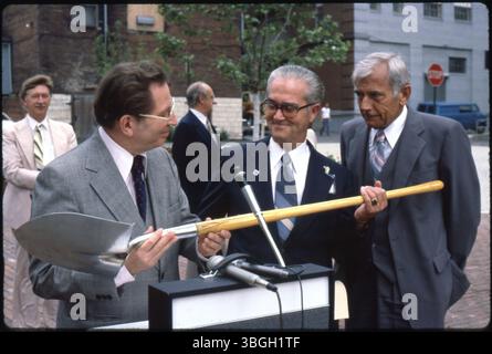 Am 6. Juni 1980 waren Tom Moody, der Präsident von C&SOE Ben T. Ray und Melvin Dodge, der Direktor von Columbus Parks and Recreation. Der Park beherbergte den letzten noch erhaltenen Bogen der Third Union Station, der 1897 vom Architekten Daniel Hudson Burnham entworfen wurde. Der Bogen, ein Bauwerk im Beaux-Arts-Stil, wurde nach dem Abriss des Bahnhofs 1976 verlegt. Arch Park liegt am Marconi Boulevard und West Hickory Street. Stockfoto