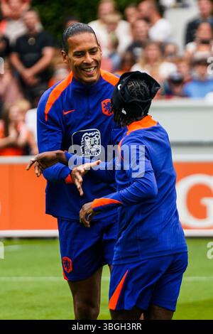 ZEIST, NIEDERLANDE - 3. JUNI: Kapitän Virgil van Dijk aus den Niederlanden lacht mit Jeremie Frimpong aus den Niederlanden während der Oranje Mannen Training Session auf dem KNVB Campus am 3. Juni 2025 in Zeist, Niederlande. (Foto: Floris Posthuma/Orange Pictures) Stockfoto