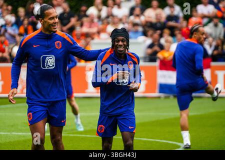 ZEIST, NIEDERLANDE - 3. JUNI: Kapitän Virgil van Dijk aus den Niederlanden lacht mit Jeremie Frimpong aus den Niederlanden während der Oranje Mannen Training Session auf dem KNVB Campus am 3. Juni 2025 in Zeist, Niederlande. (Foto: Floris Posthuma/Orange Pictures) Stockfoto