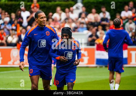 ZEIST, NIEDERLANDE - 3. JUNI: Kapitän Virgil van Dijk aus den Niederlanden lacht mit Jeremie Frimpong aus den Niederlanden während der Oranje Mannen Training Session auf dem KNVB Campus am 3. Juni 2025 in Zeist, Niederlande. (Foto: Floris Posthuma/Orange Pictures) Stockfoto