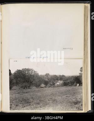 Range Book v. 07 dokumentiert Athens Township, Athens County, Ohio, in den Jahren 1811, 1864, 1924 und 1929-1949. Dieses Fotoalbum von W.E. Peters enthält Bilder von Friedhöfen, Hügeln der Ureinwohner, Schulhäusern mit einem Raum, Bergbaustätten und anderen regionalen Besonderheiten. Der Band enthält auch Fotos des Staatlichen Krankenhauses von Athen, das später in Athener Zentrum für psychische Gesundheit umbenannt wurde. Stockfoto